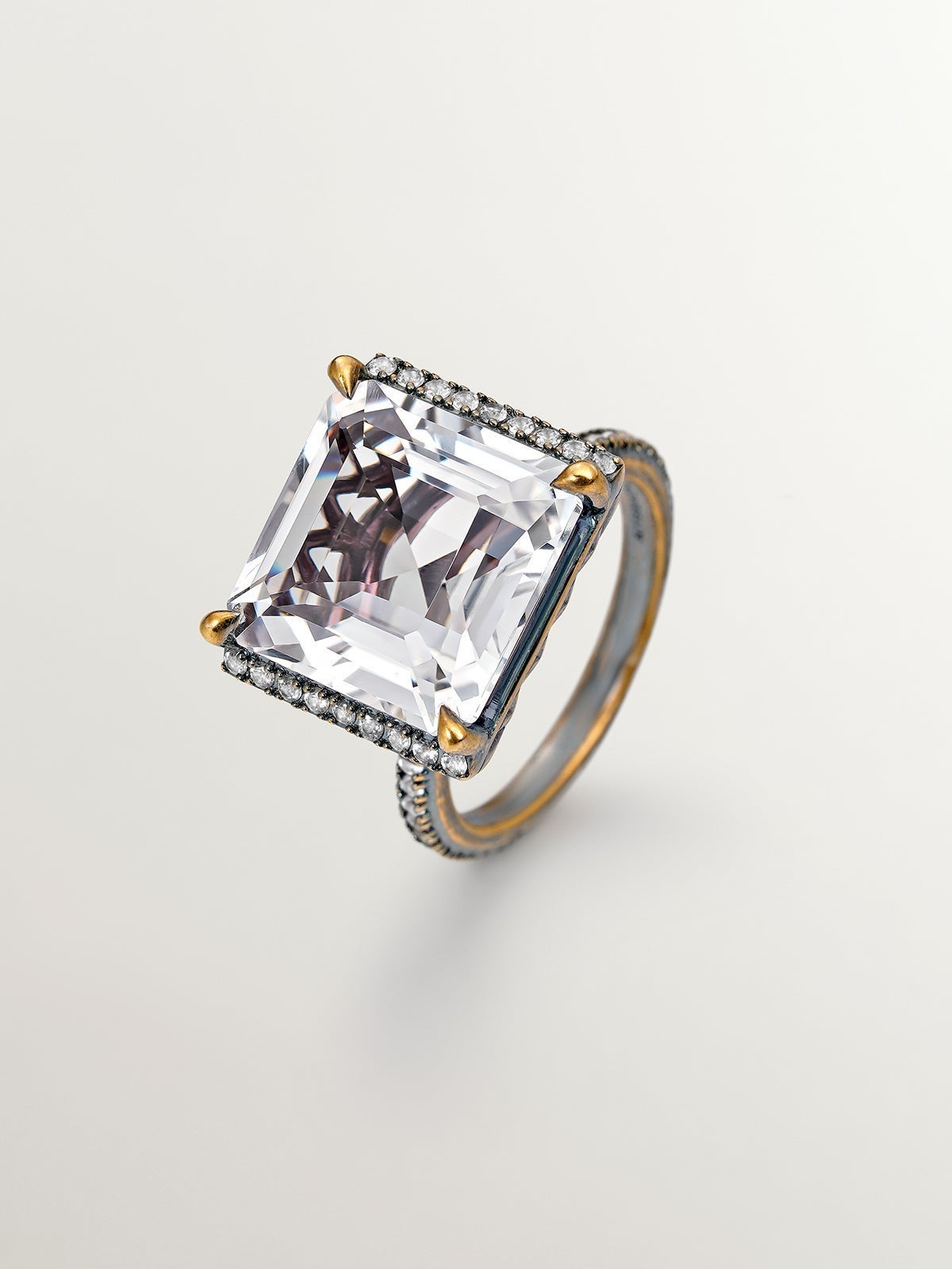 Anillo de plata 925 con efecto envejecido, cuarzo blanco y zafiros blancos