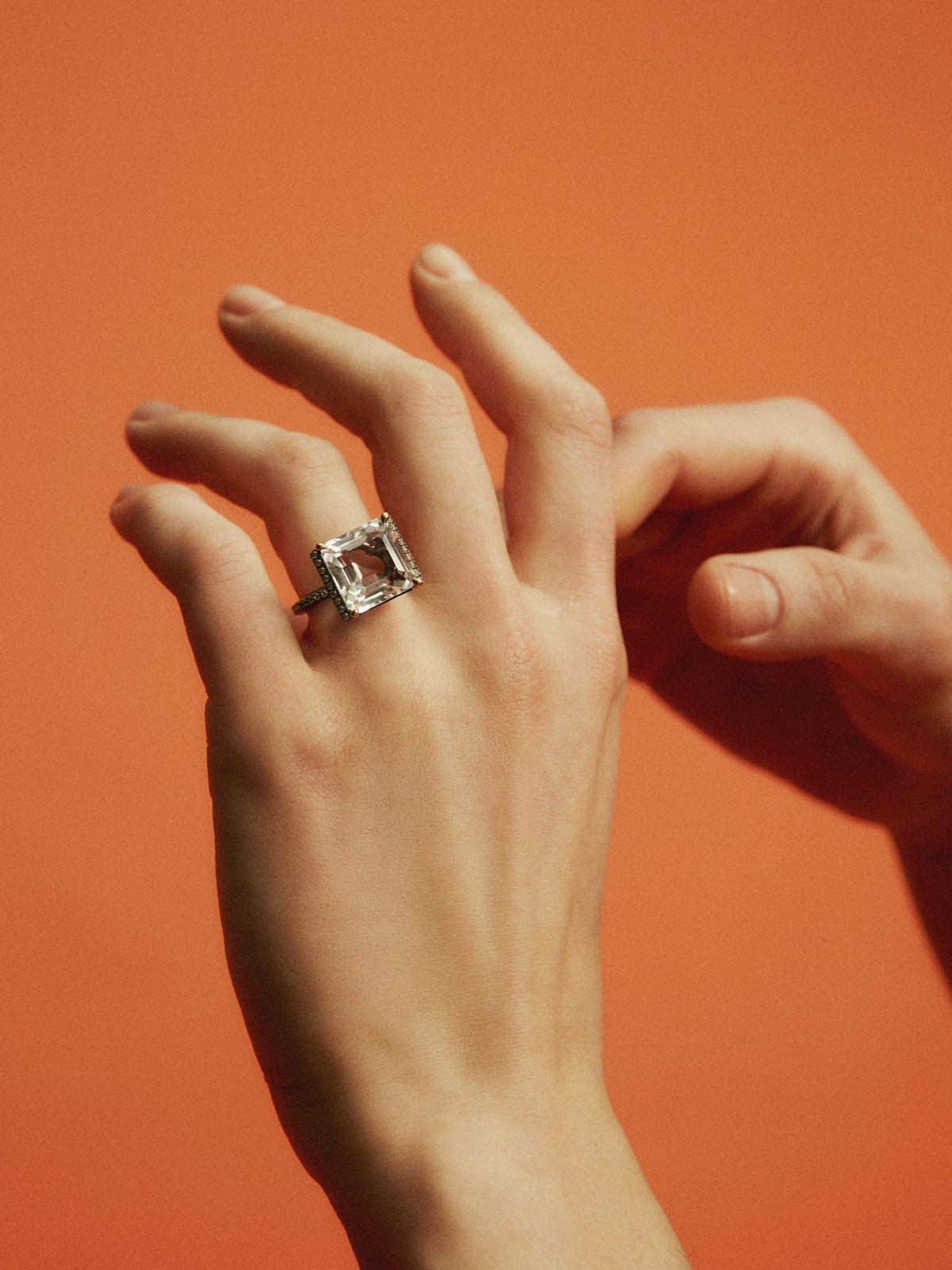 Anillo de plata 925 con efecto envejecido, cuarzo blanco y zafiros blancos