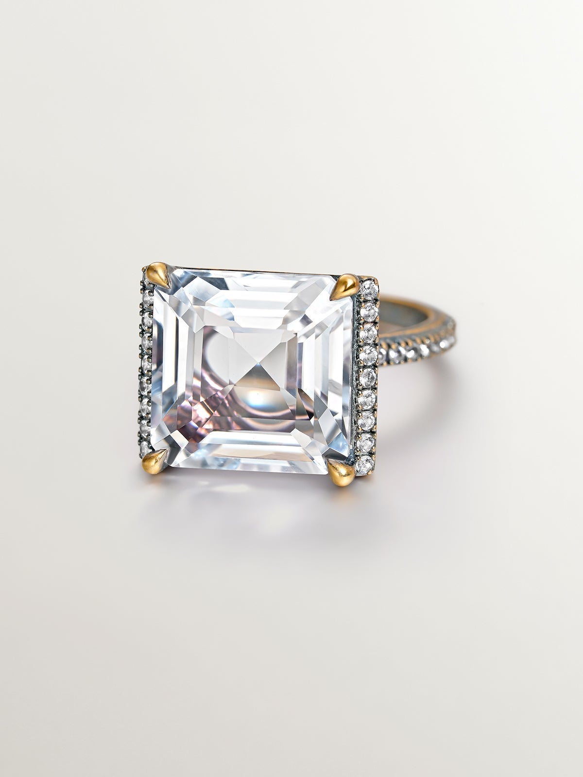 Anillo de plata 925 con efecto envejecido, cuarzo blanco y zafiros blancos