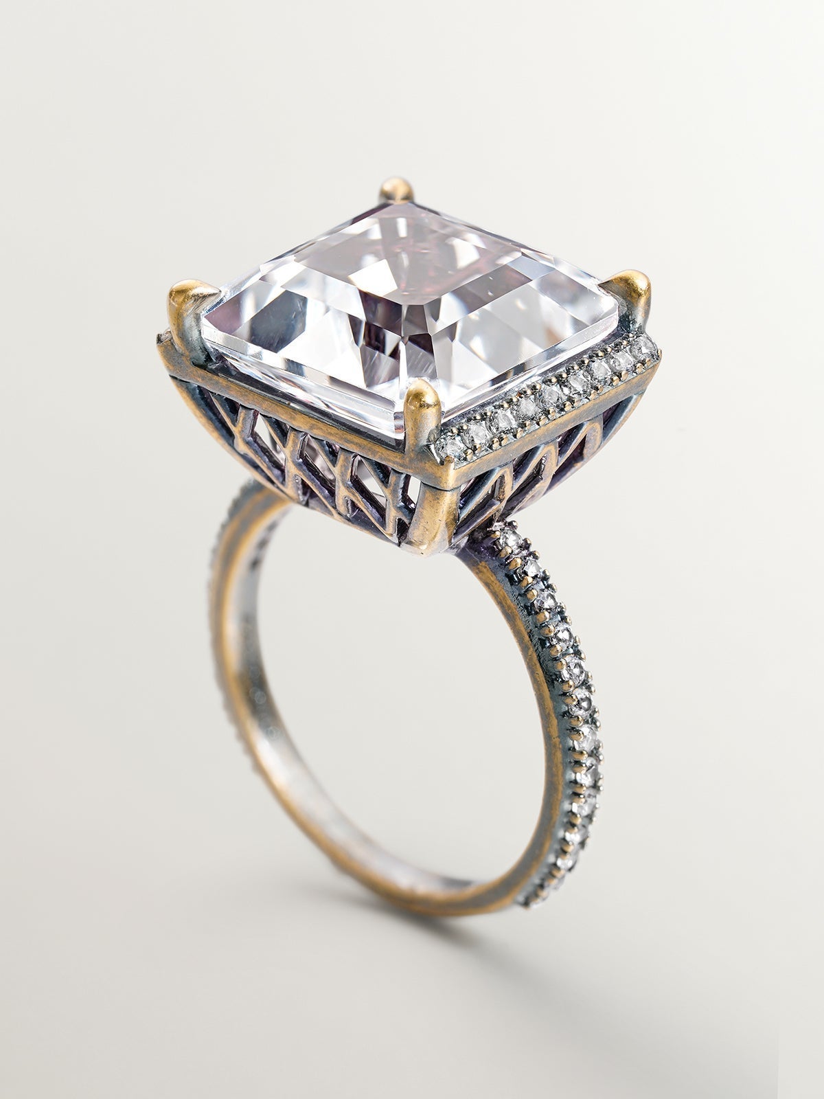Anillo de plata 925 con efecto envejecido, cuarzo blanco y zafiros blancos