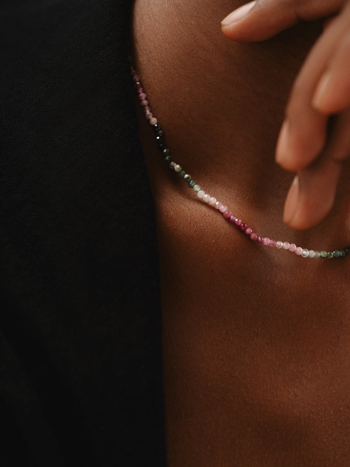 Collar de plata 925 bañada en oro amarillo de 18K con bolitas de turmalina multicolor