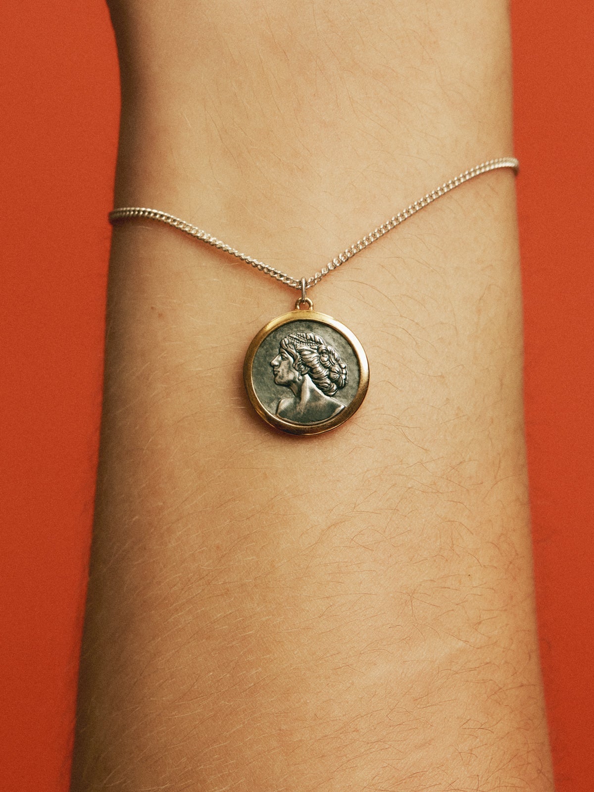 Pulsera de plata 925 bañada en oro amarillo de 18K con efecto envejecido y medalla grabada