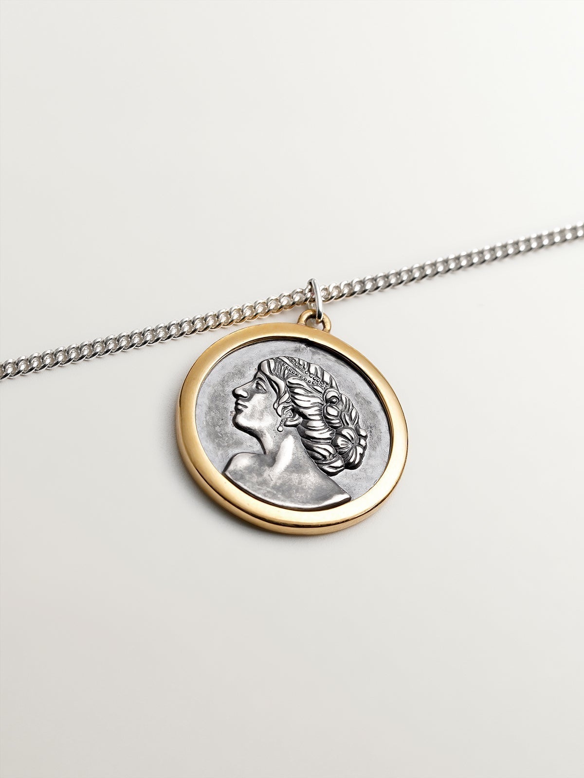 Pulsera de plata 925 bañada en oro amarillo de 18K con efecto envejecido y medalla grabada