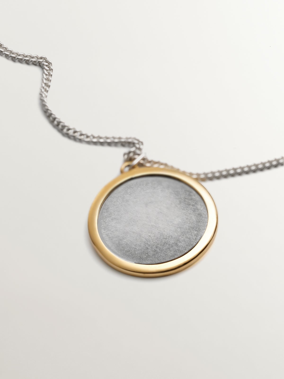 Pulsera de plata 925 bañada en oro amarillo de 18K con efecto envejecido y medalla grabada