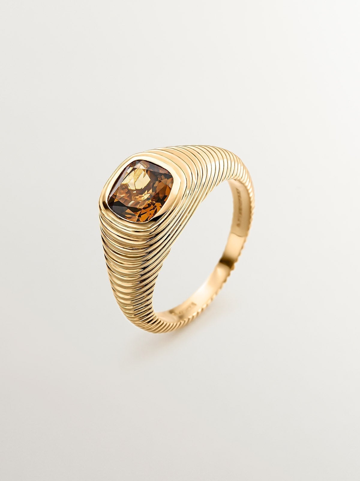 Anillo tipo sello de plata 925 bañada en oro amarillo de 18K con cuarzo marrón y textura gallonada