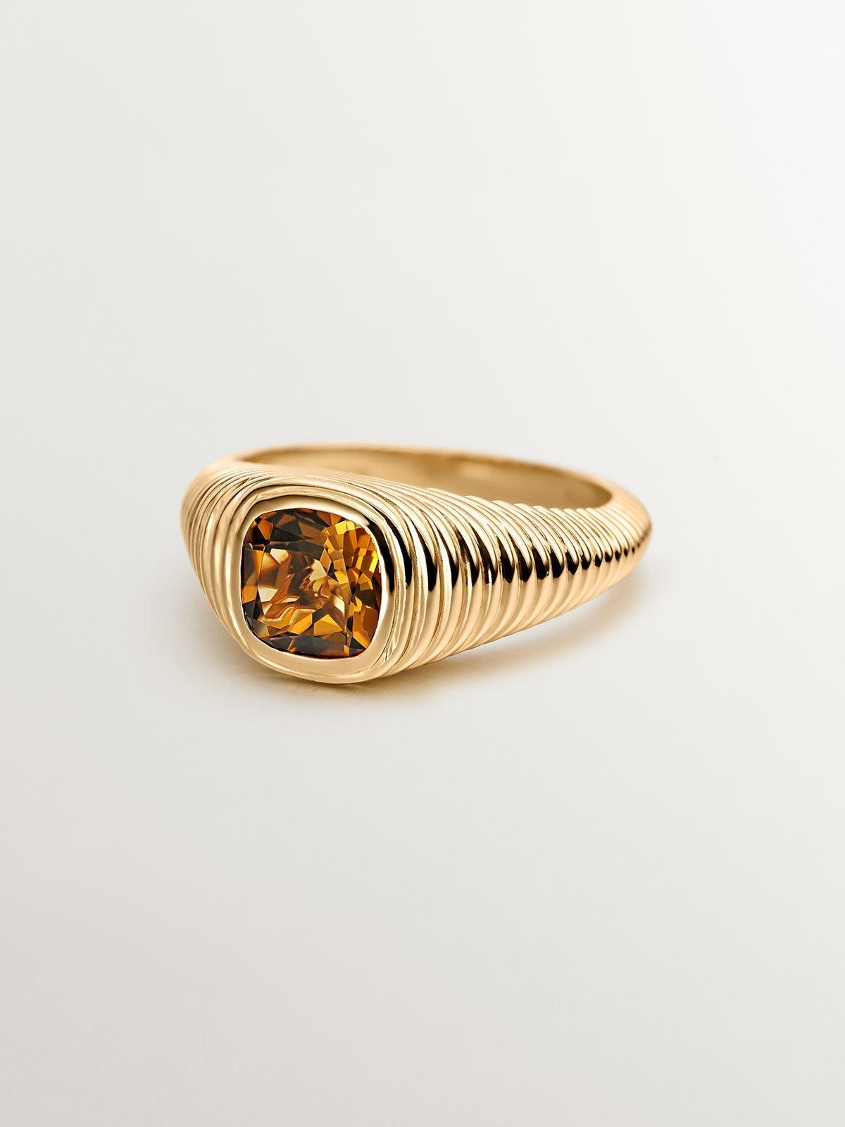 Anillo tipo sello de plata 925 bañada en oro amarillo de 18K con cuarzo marrón y textura gallonada