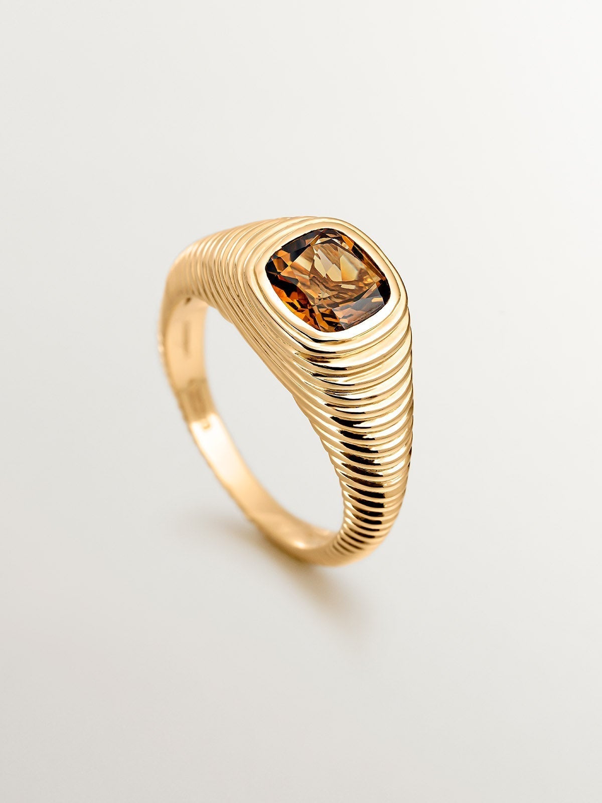 Anillo tipo sello de plata 925 bañada en oro amarillo de 18K con cuarzo marrón y textura gallonada