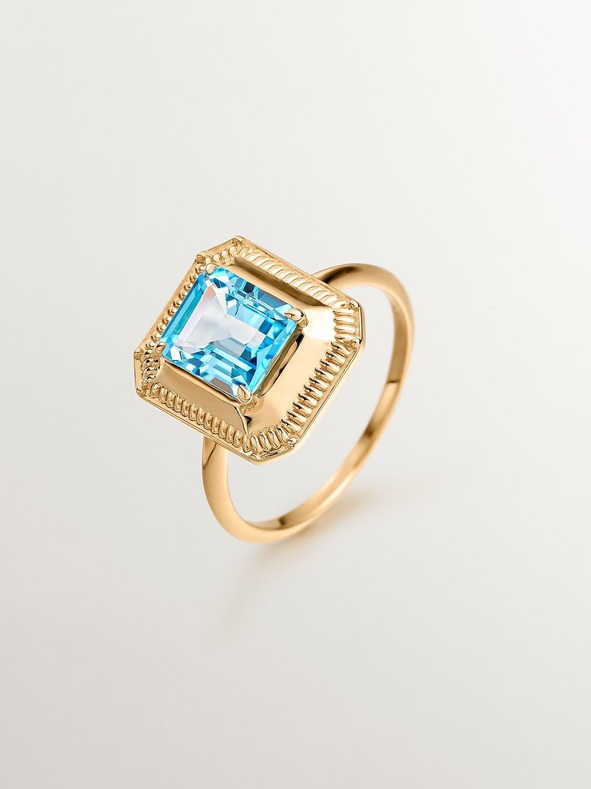 Anillo de plata 925 bañada en oro amarillo de 18K con topacio azul swiss