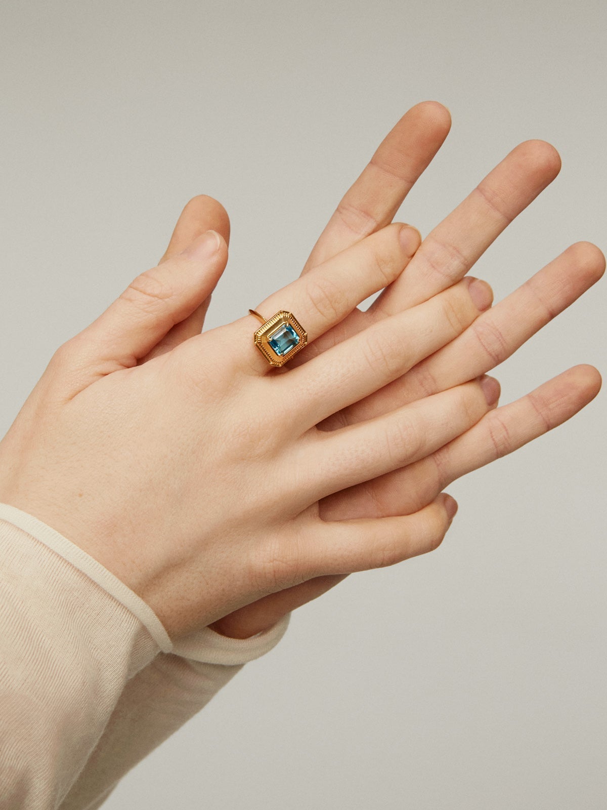 Anillo de plata 925 bañada en oro amarillo de 18K con topacio azul swiss