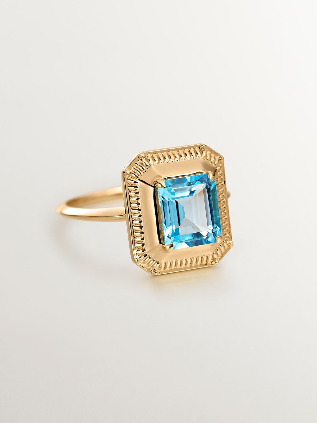 Anillo de plata 925 bañada en oro amarillo de 18K con topacio azul swiss