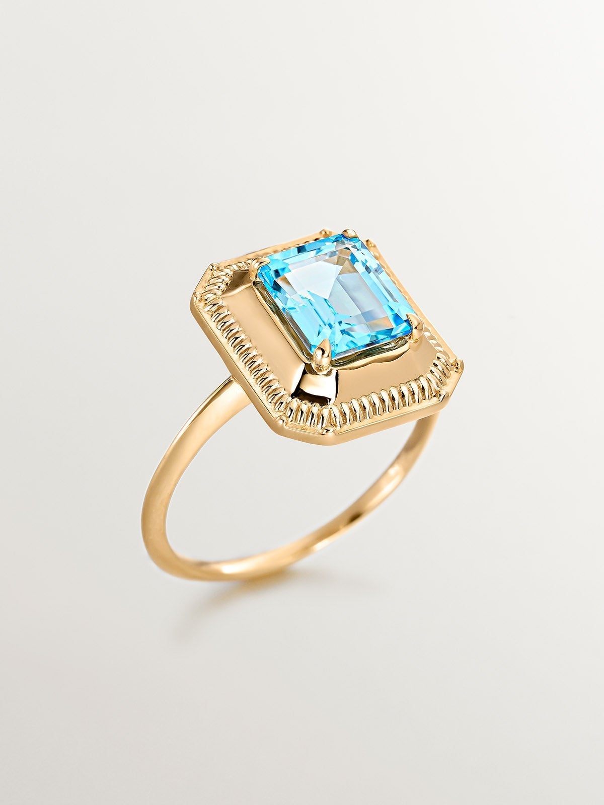 Anillo de plata 925 bañada en oro amarillo de 18K con topacio azul swiss