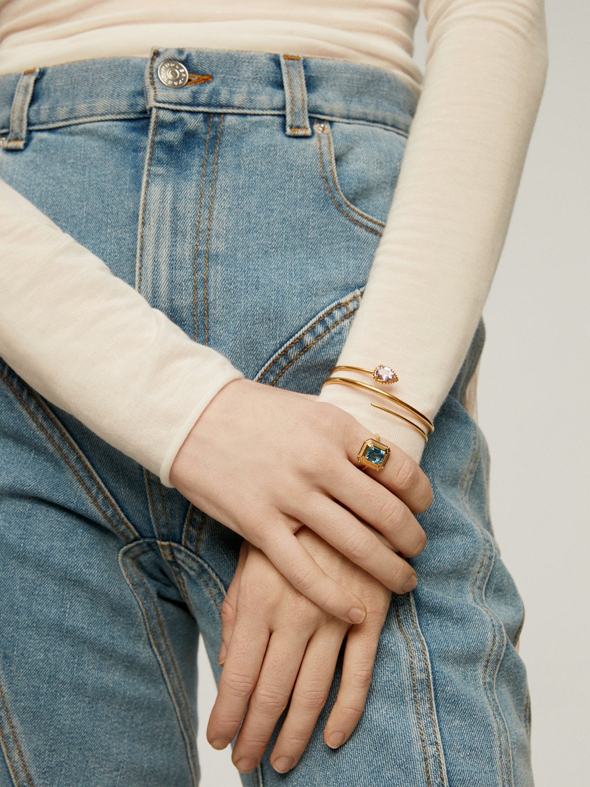 Anillo de plata 925 bañada en oro amarillo de 18K con topacio azul swiss