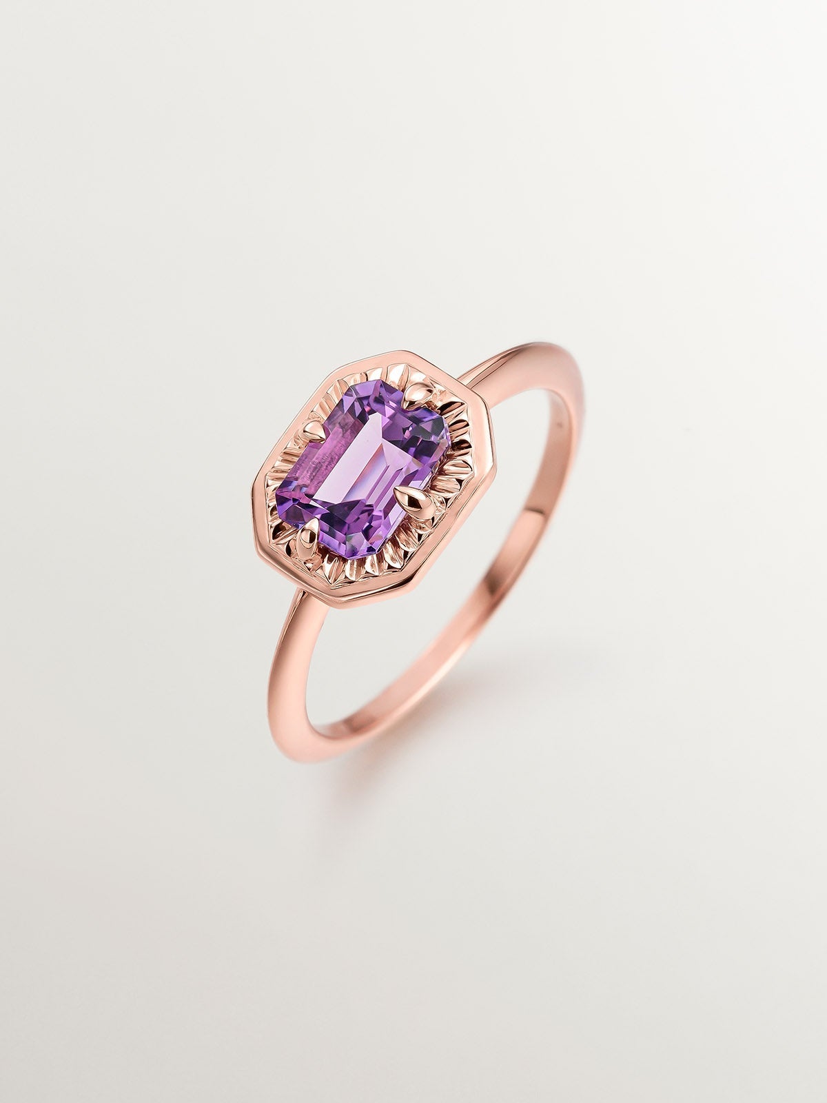Anillo tipo solitario de plata 925 bañada en oro rosa de 18K con amatista morada
