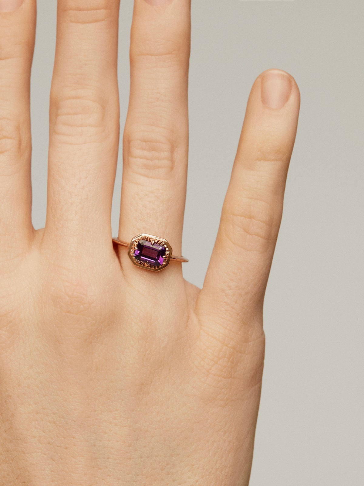 Anillo tipo solitario de plata 925 bañada en oro rosa de 18K con amatista morada