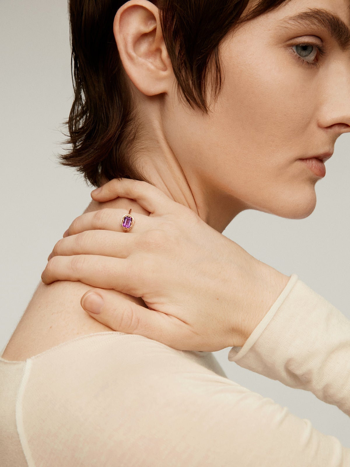 Anillo tipo solitario de plata 925 bañada en oro rosa de 18K con amatista morada