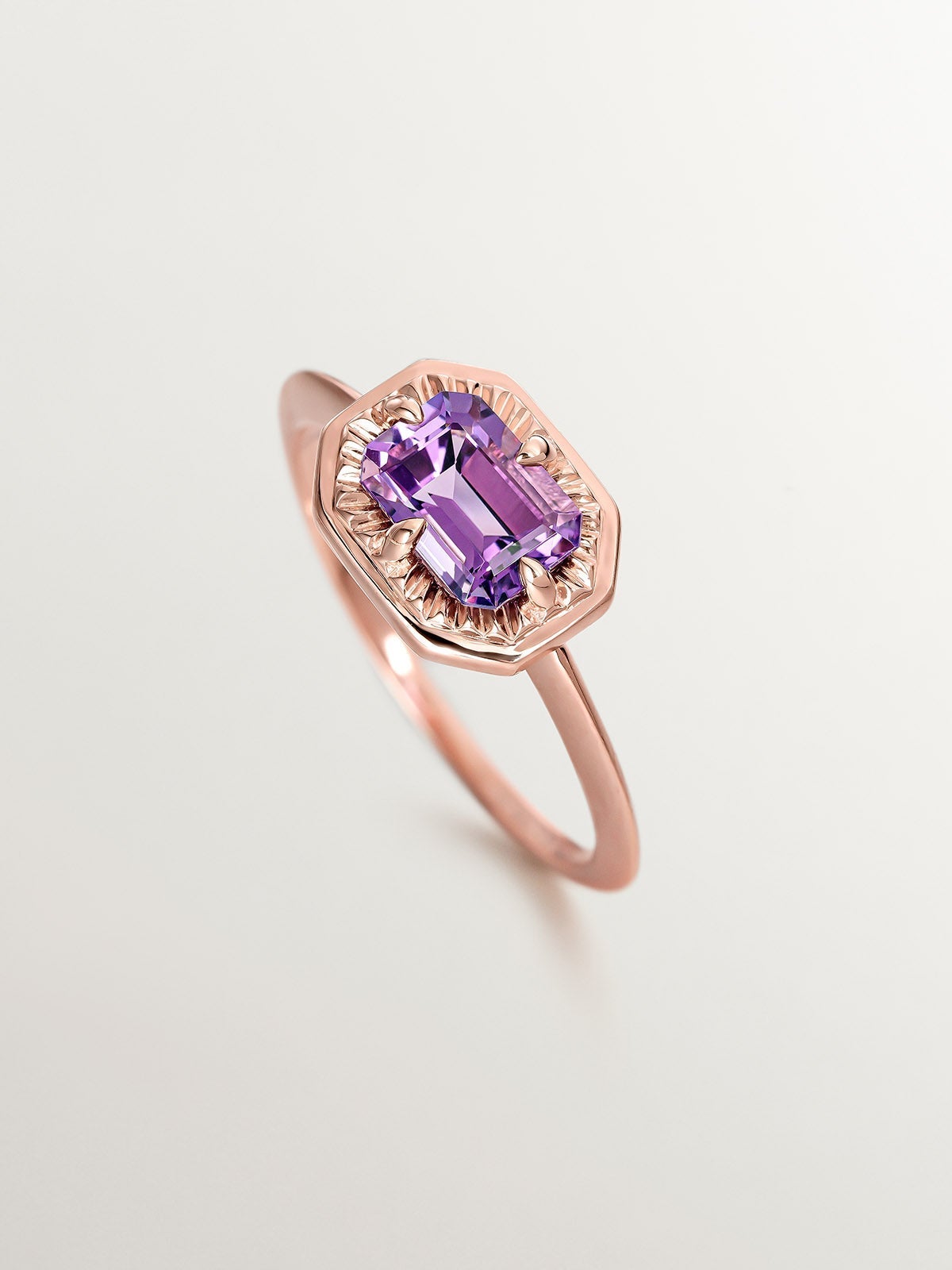 Anillo tipo solitario de plata 925 bañada en oro rosa de 18K con amatista morada