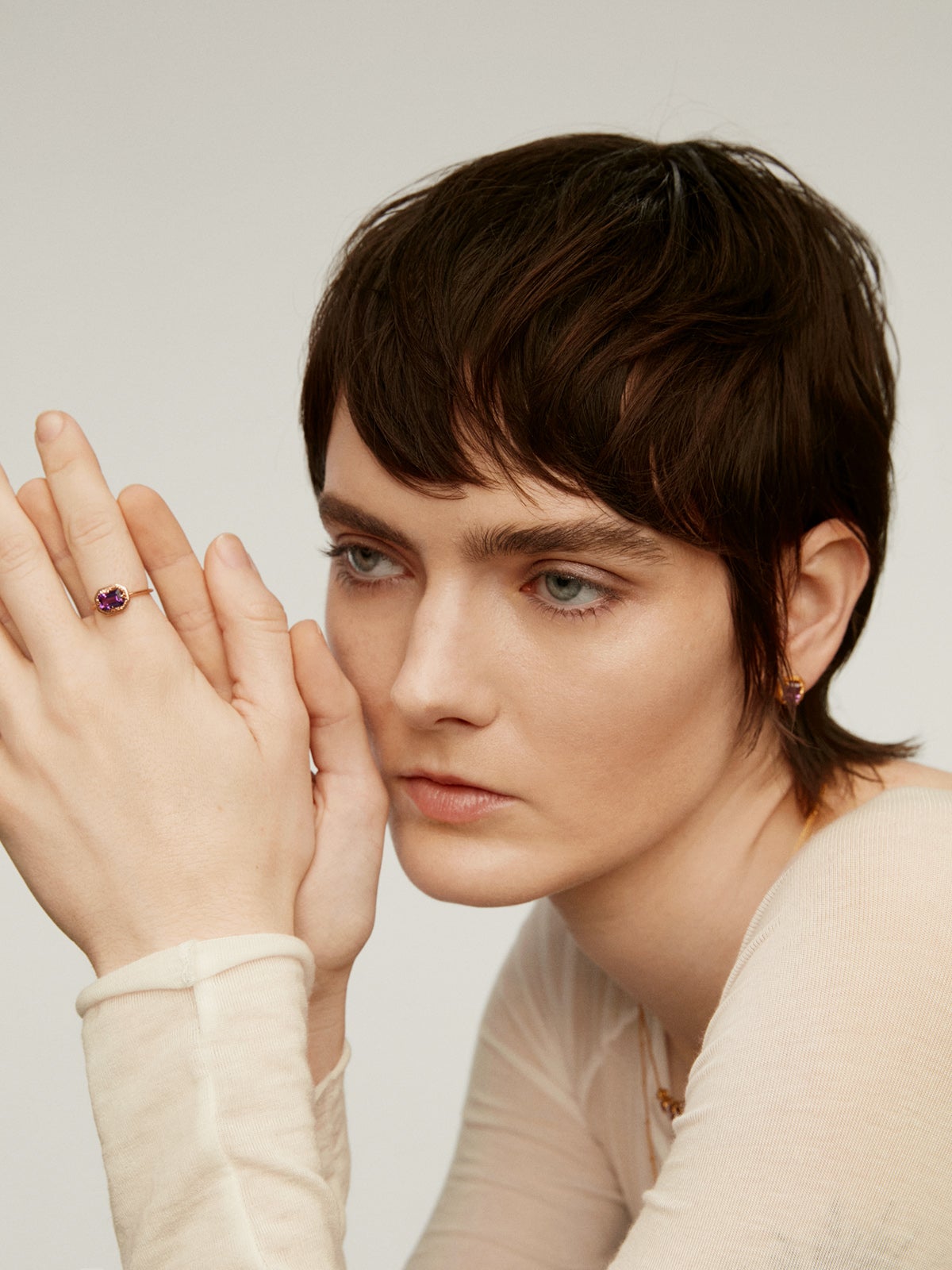 Anillo tipo solitario de plata 925 bañada en oro rosa de 18K con amatista morada