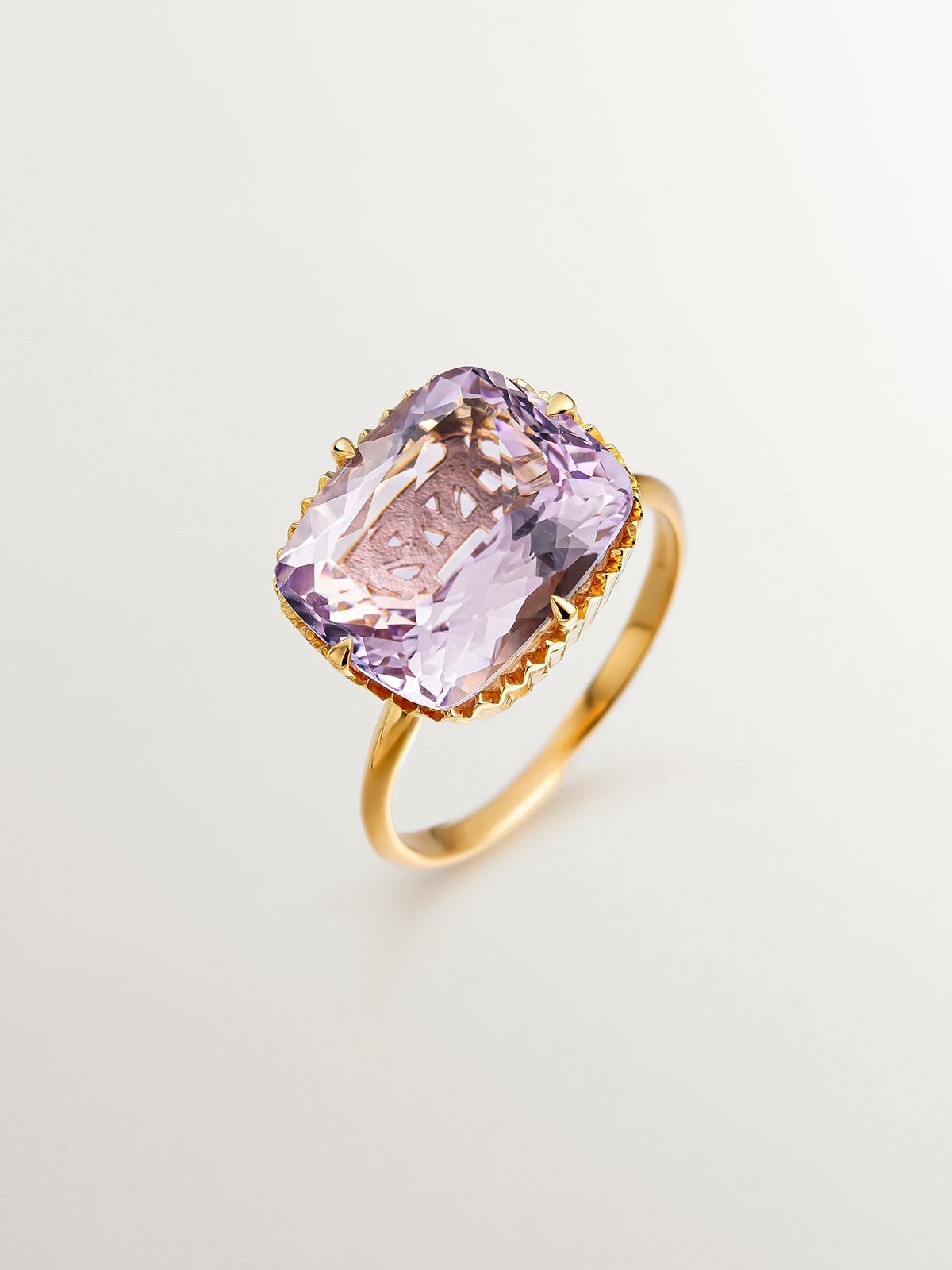 Anillo tipo cocktail de plata 925 bañada en oro amarillo de 18K con amatista rosa