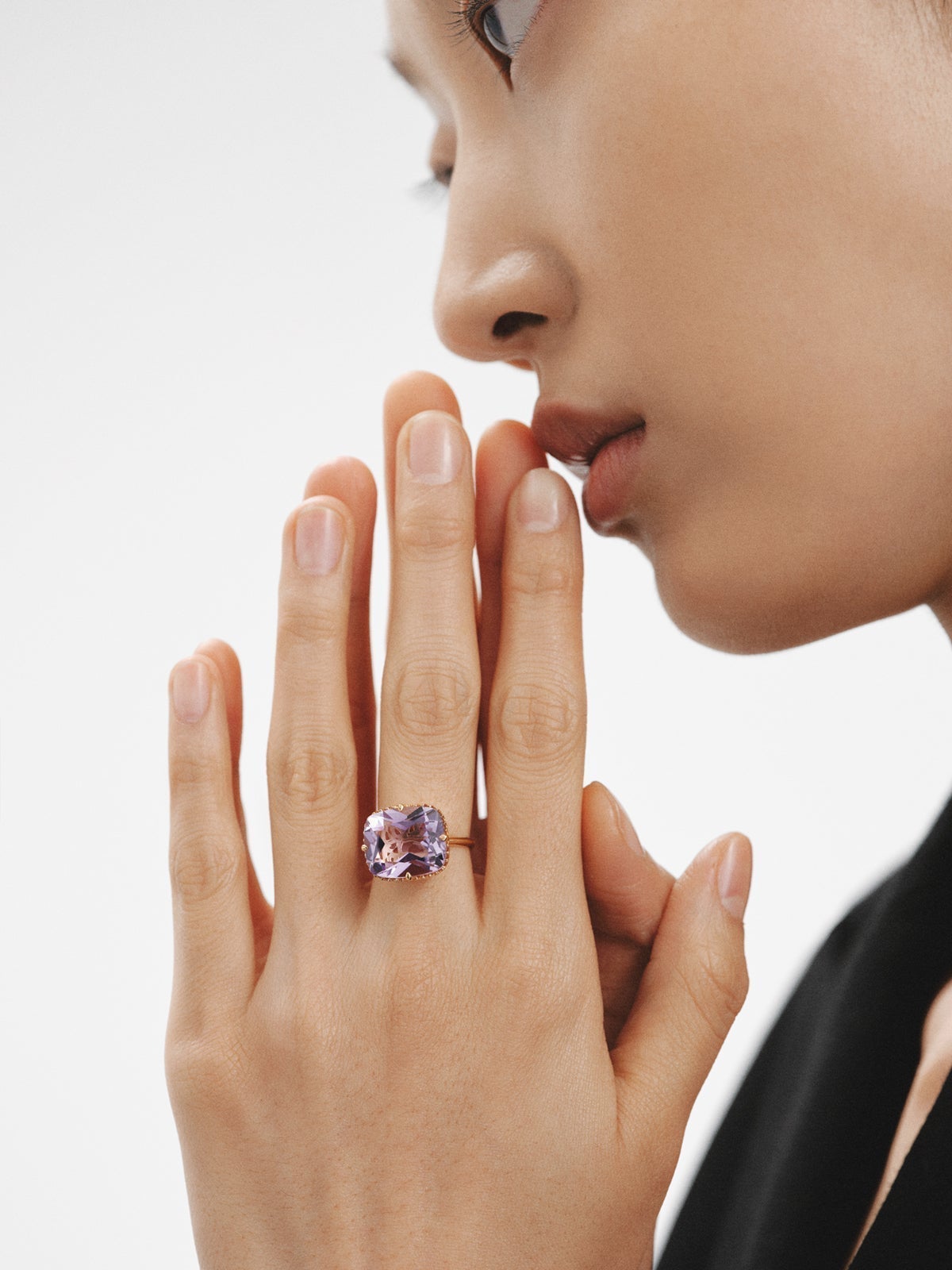 Anillo tipo cocktail de plata 925 bañada en oro amarillo de 18K con amatista rosa