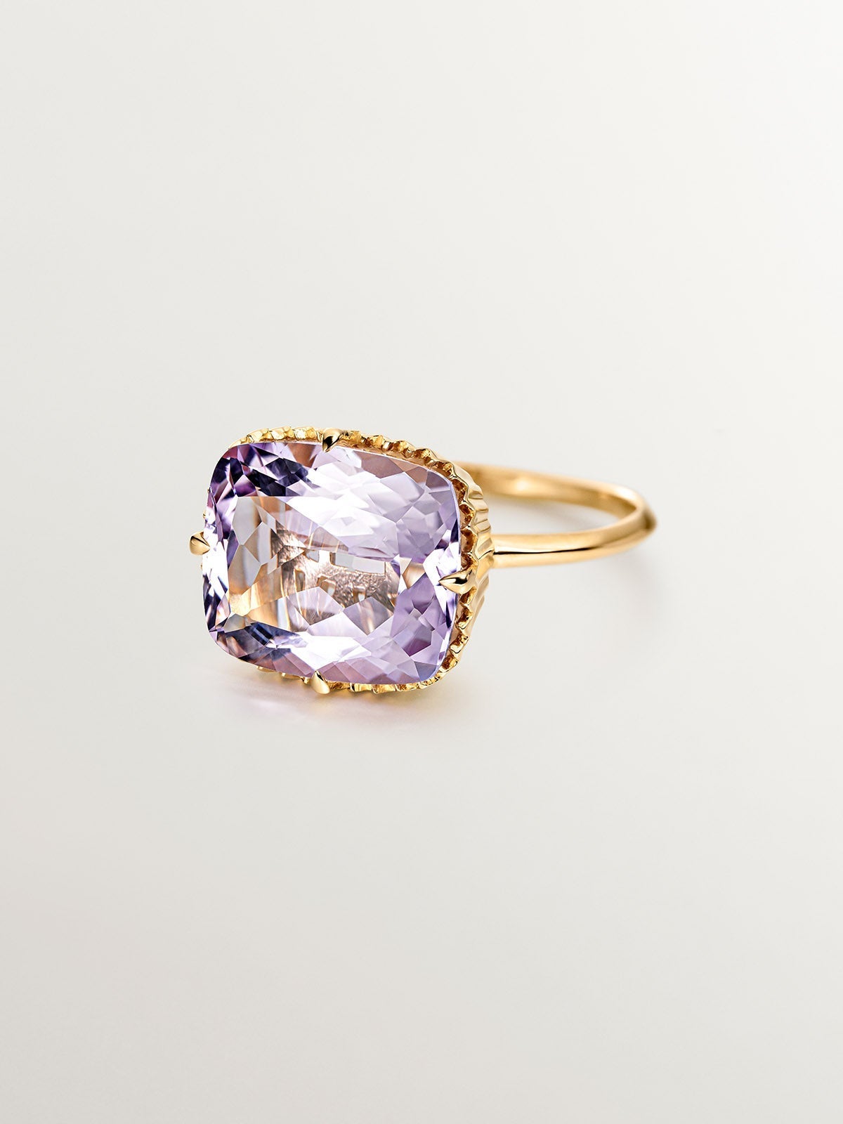 Anillo tipo cocktail de plata 925 bañada en oro amarillo de 18K con amatista rosa