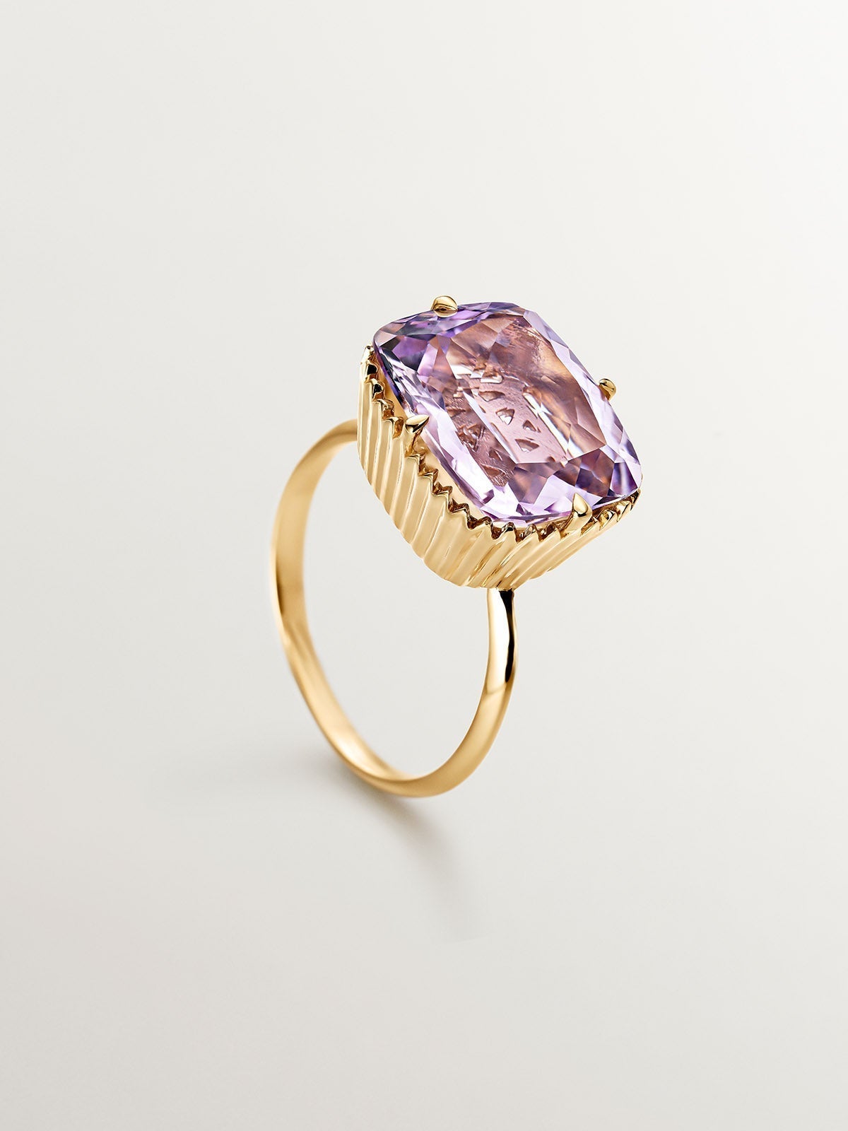 Anillo tipo cocktail de plata 925 bañada en oro amarillo de 18K con amatista rosa