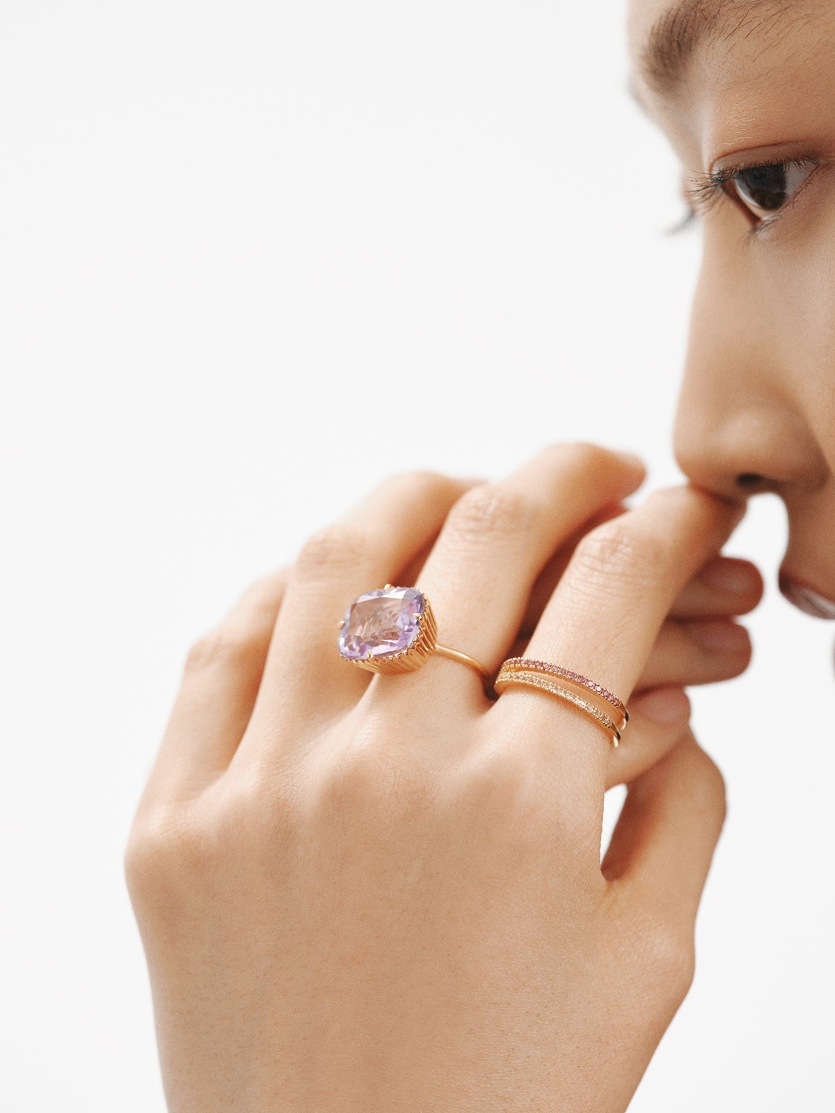 Anillo tipo cocktail de plata 925 bañada en oro amarillo de 18K con amatista rosa