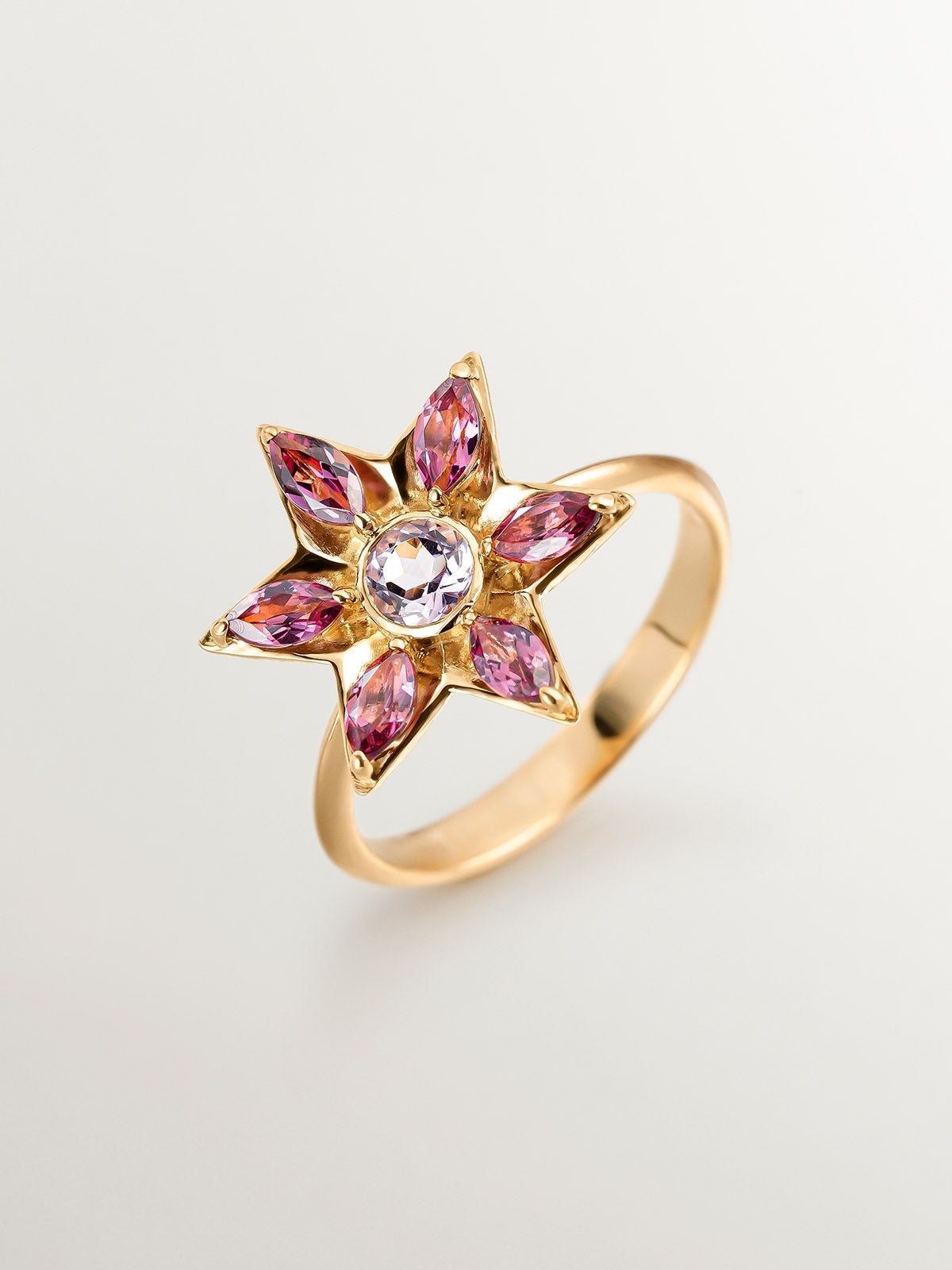 Anillo de plata 925 bañada en oro amarillo de 18K con forma de flor con amatista morada y rodolitas rosas
