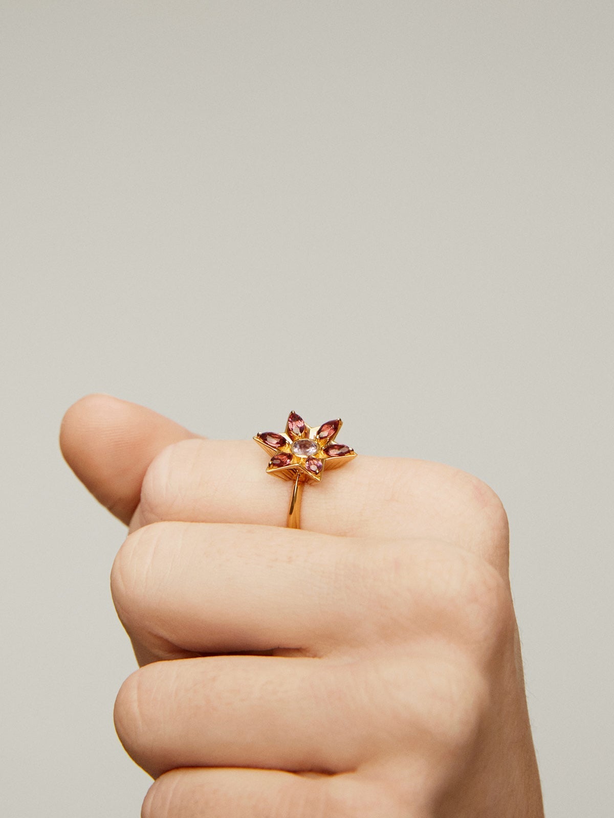 Anillo de plata 925 bañada en oro amarillo de 18K con forma de flor con amatista morada y rodolitas rosas