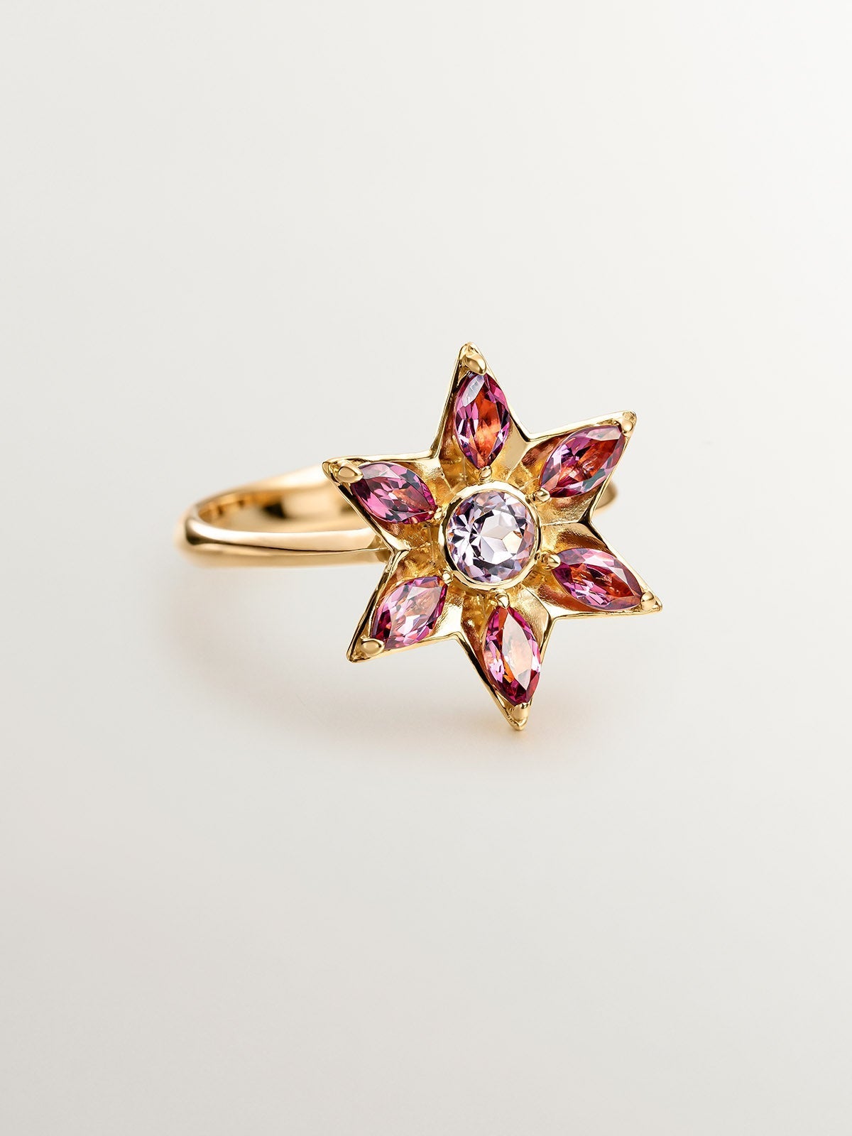 Anillo de plata 925 bañada en oro amarillo de 18K con forma de flor con amatista morada y rodolitas rosas