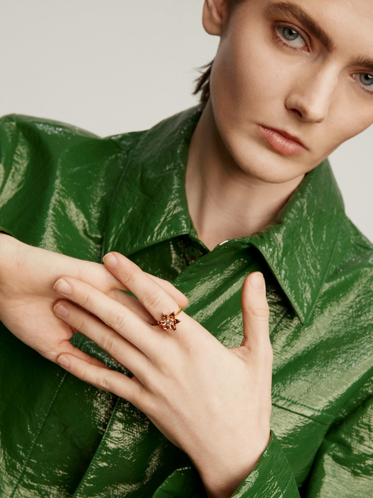 Anillo de plata 925 bañada en oro amarillo de 18K con forma de flor con amatista morada y rodolitas rosas