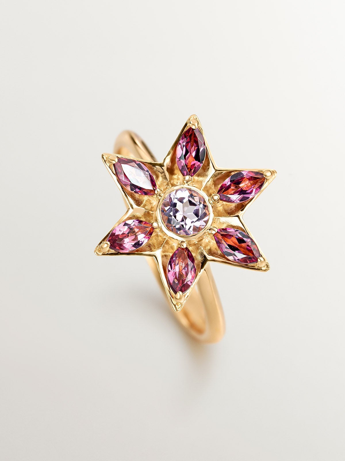 Anillo de plata 925 bañada en oro amarillo de 18K con forma de flor con amatista morada y rodolitas rosas