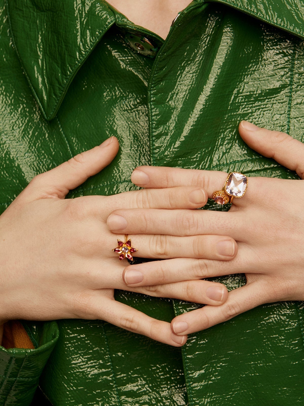 Anillo de plata 925 bañada en oro amarillo de 18K con forma de flor con amatista morada y rodolitas rosas