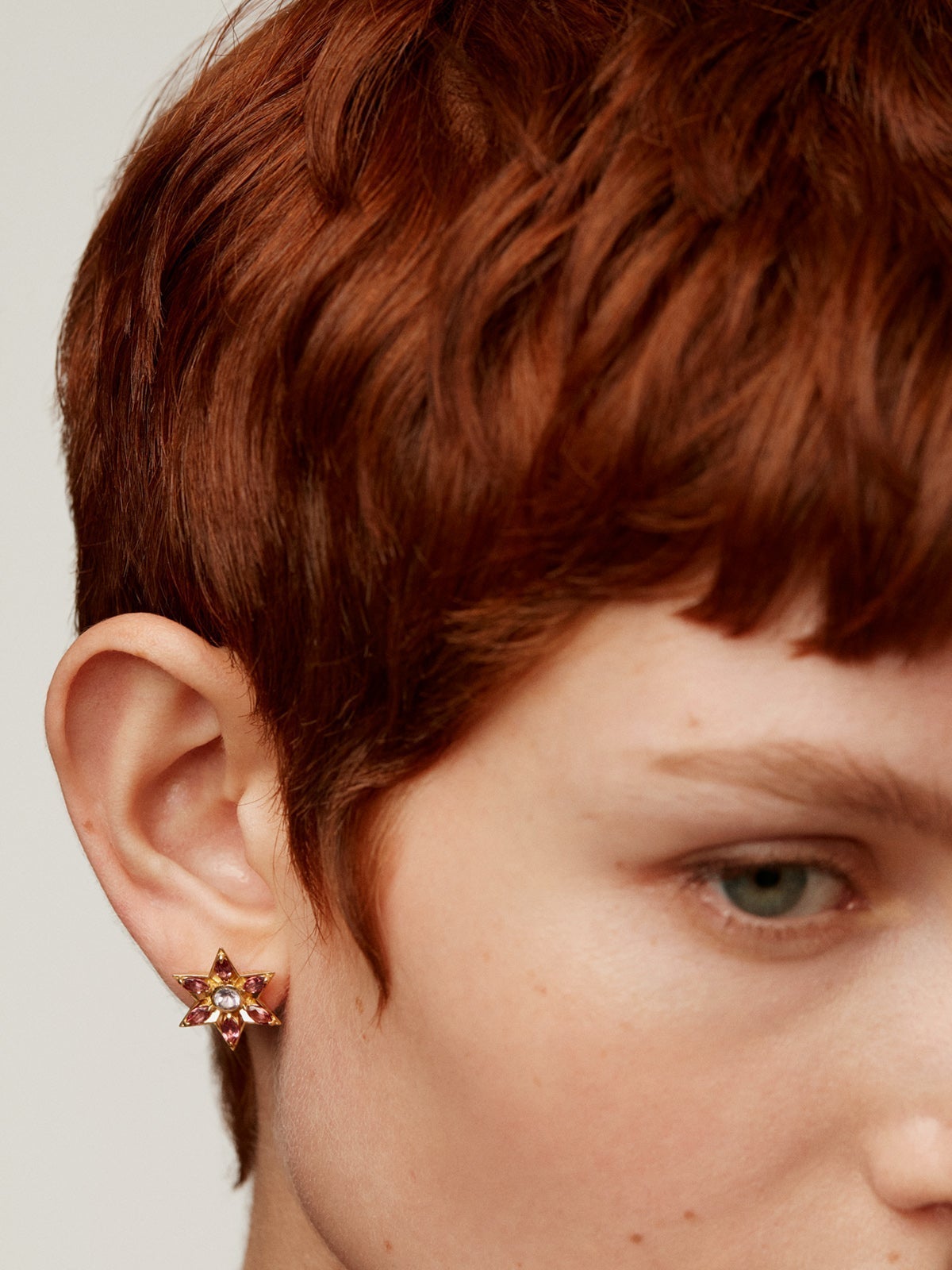 Pendientes de plata 925 bañada en oro amarillo de 18K con amatistas y rodolitas en forma de flor