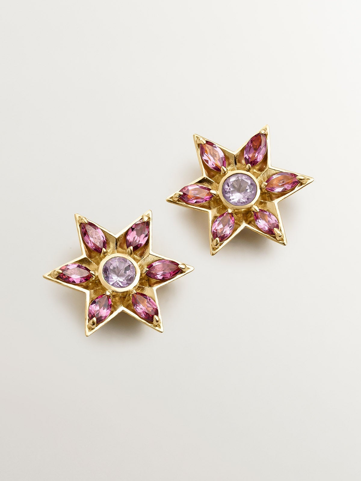 Pendientes de plata 925 bañada en oro amarillo de 18K con amatistas y rodolitas en forma de flor