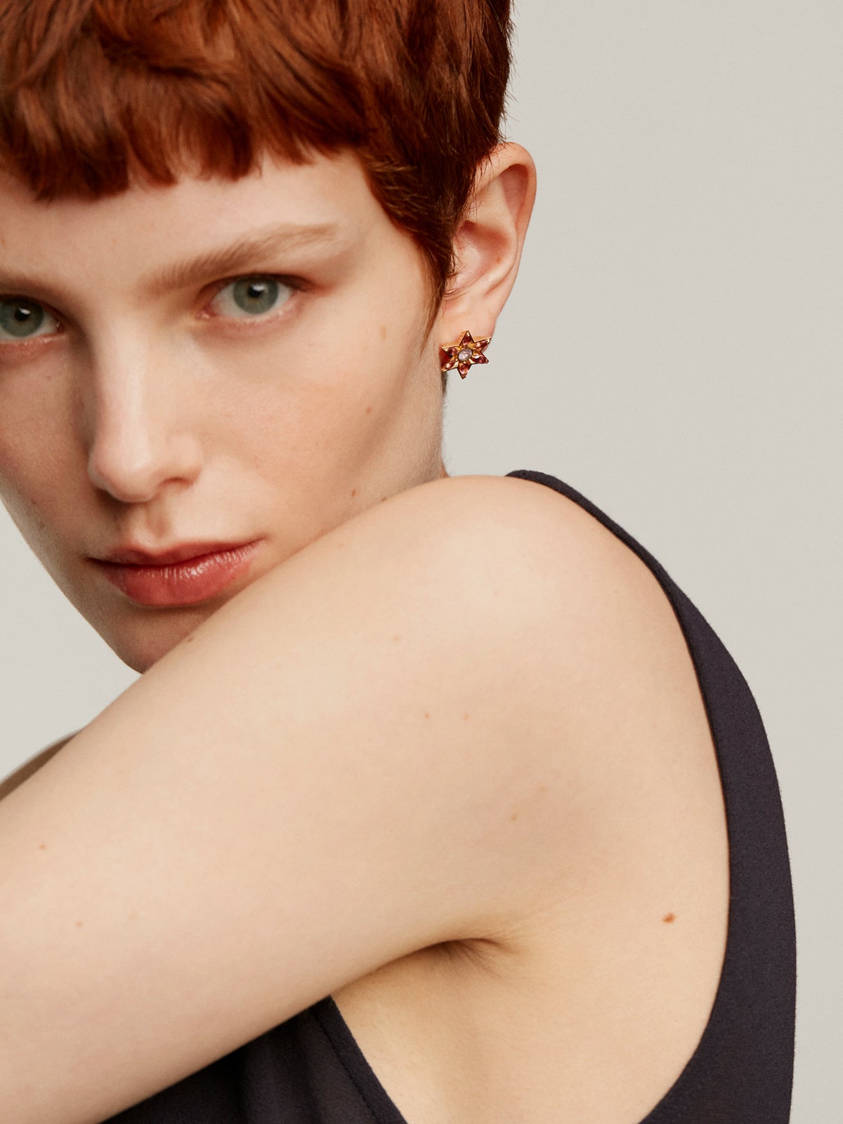 Pendientes de plata 925 bañada en oro amarillo de 18K con amatistas y rodolitas en forma de flor