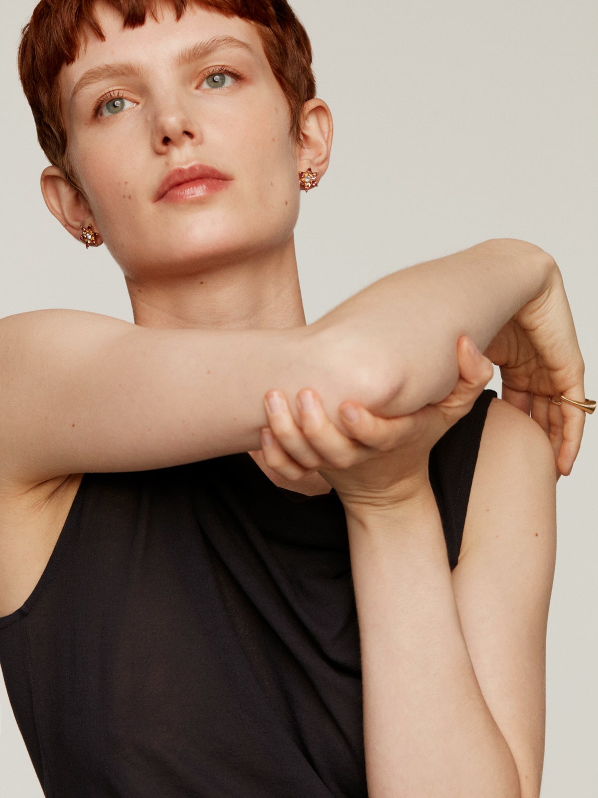 Pendientes de plata 925 bañada en oro amarillo de 18K con amatistas y rodolitas en forma de flor