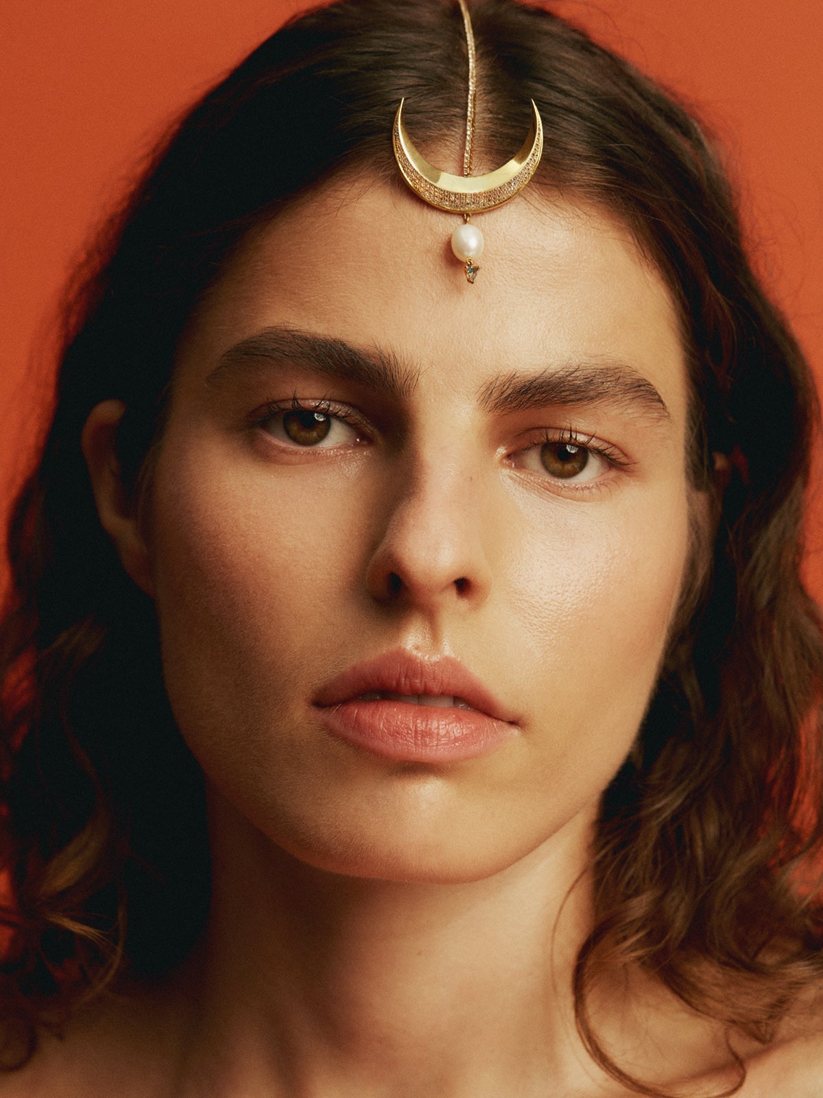 Headpiece de plata 925 bañada en oro amarillo de 9K con zafiros blancos, topacio azul london y perla
