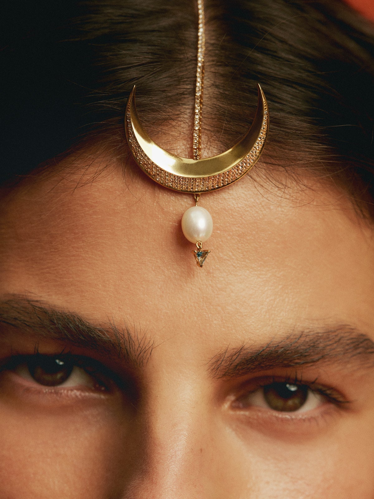 Headpiece de plata 925 bañada en oro amarillo de 9K con zafiros blancos, topacio azul london y perla