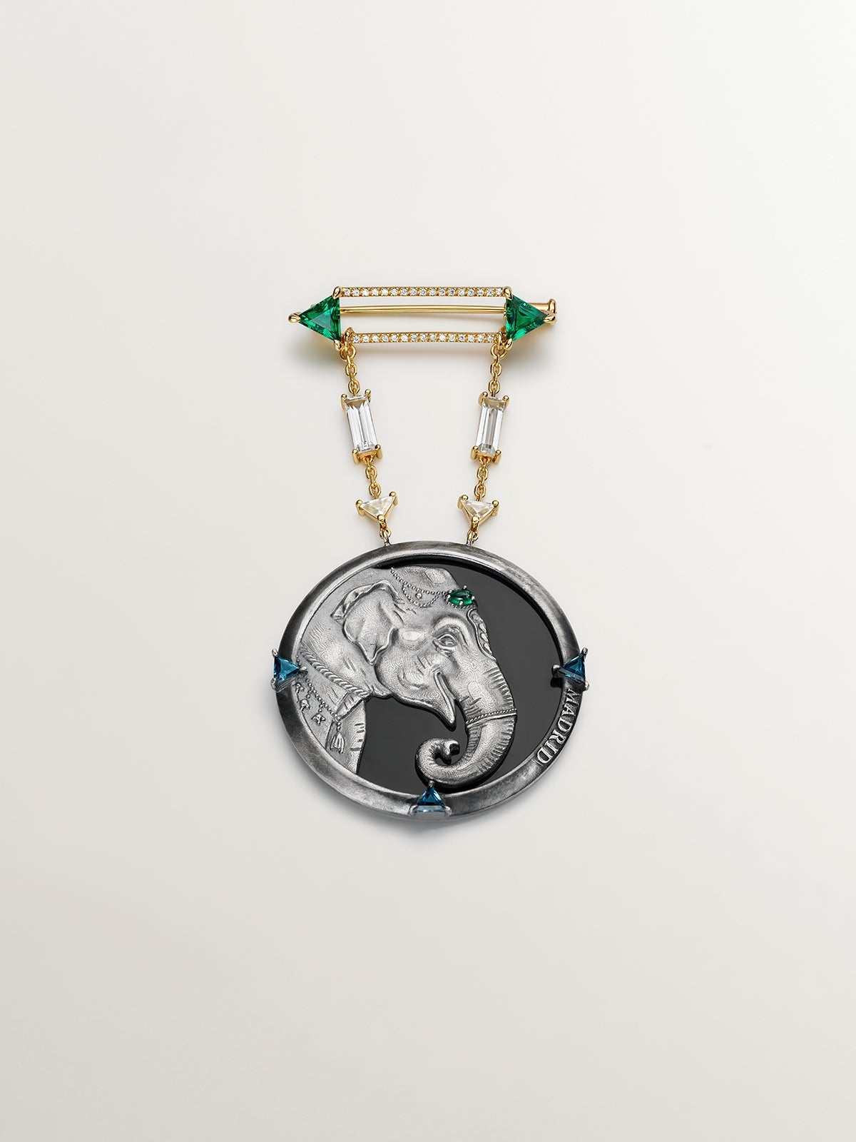 Broche de plata 925 y plata 925 bañada en oro amarillo de 18K con medalla de elefante y zafiros blancos, ónix verdes y topacios azul london