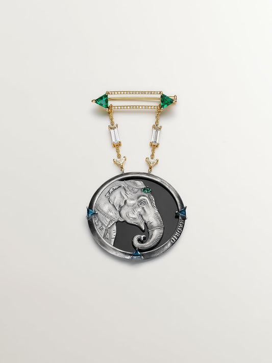 Broche de plata 925 y plata 925 bañada en oro amarillo de 18K con medalla de elefante y zafiros blancos, ónix verdes y topacios azul london