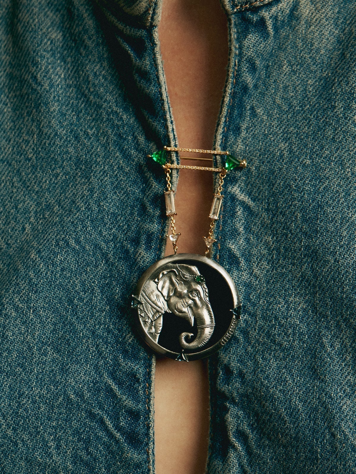 Broche de plata 925 y plata 925 bañada en oro amarillo de 18K con medalla de elefante y zafiros blancos, ónix verdes y topacios azul london