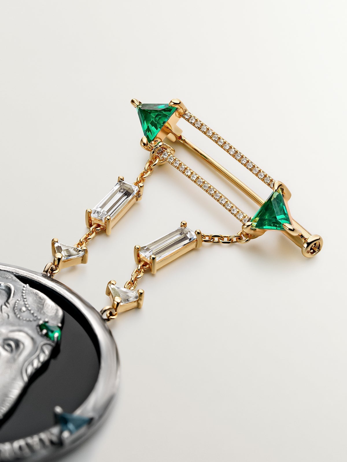 Broche de plata 925 y plata 925 bañada en oro amarillo de 18K con medalla de elefante y zafiros blancos, ónix verdes y topacios azul london