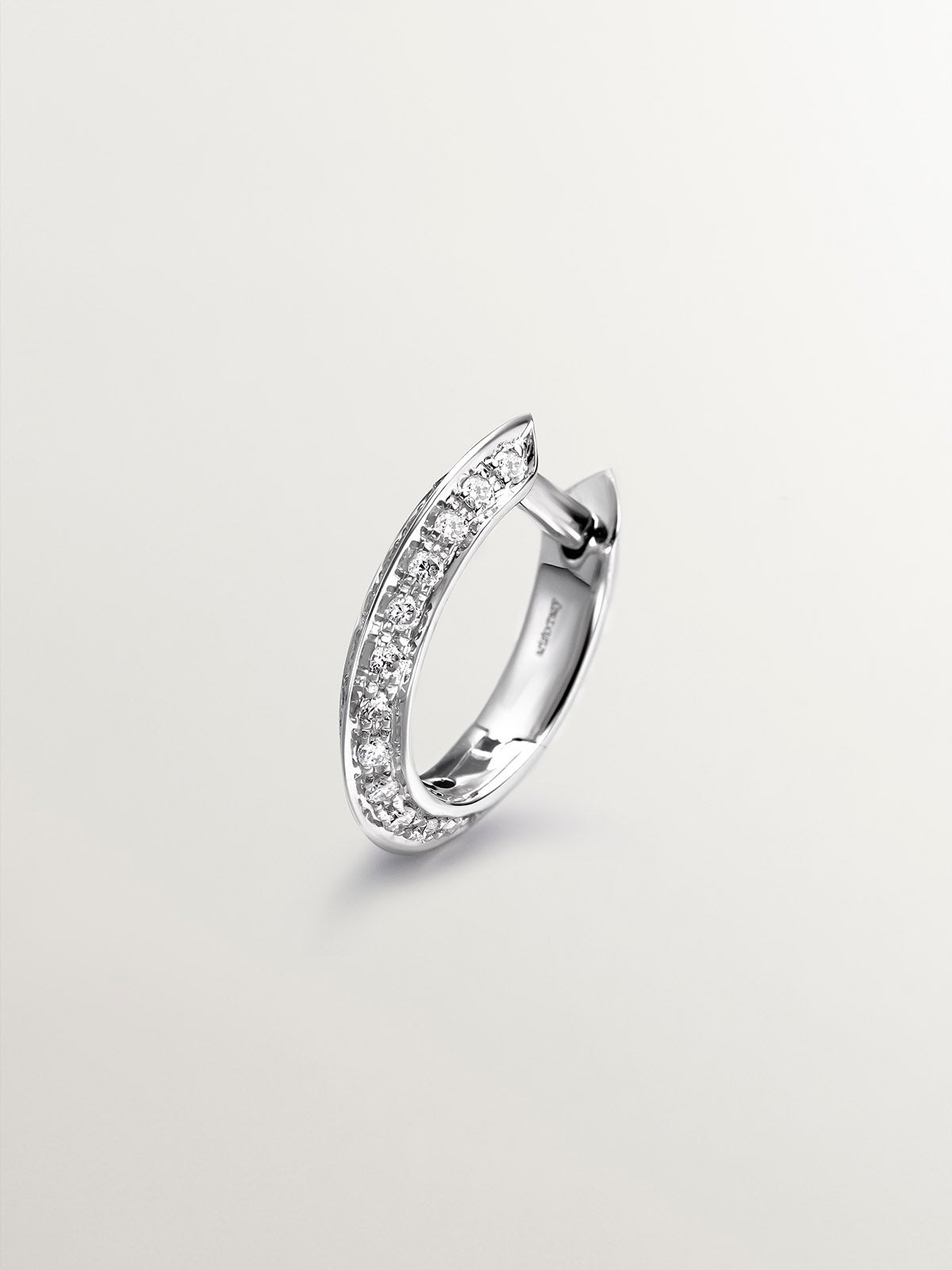 Pendiente individual de aro pequeño de oro blanco de 18K con diamantes de 0,07cts