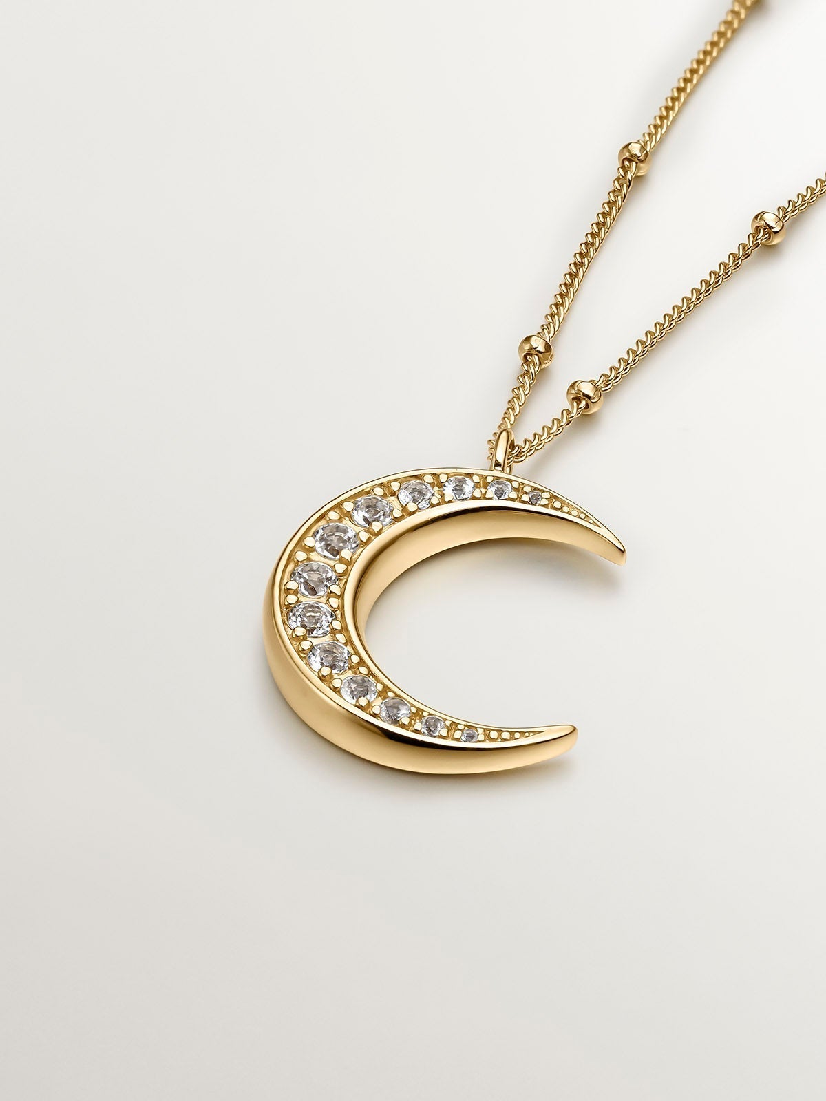 Colgante de plata 925 bañada en oro amarillo de 18K con luna y topacios blancos