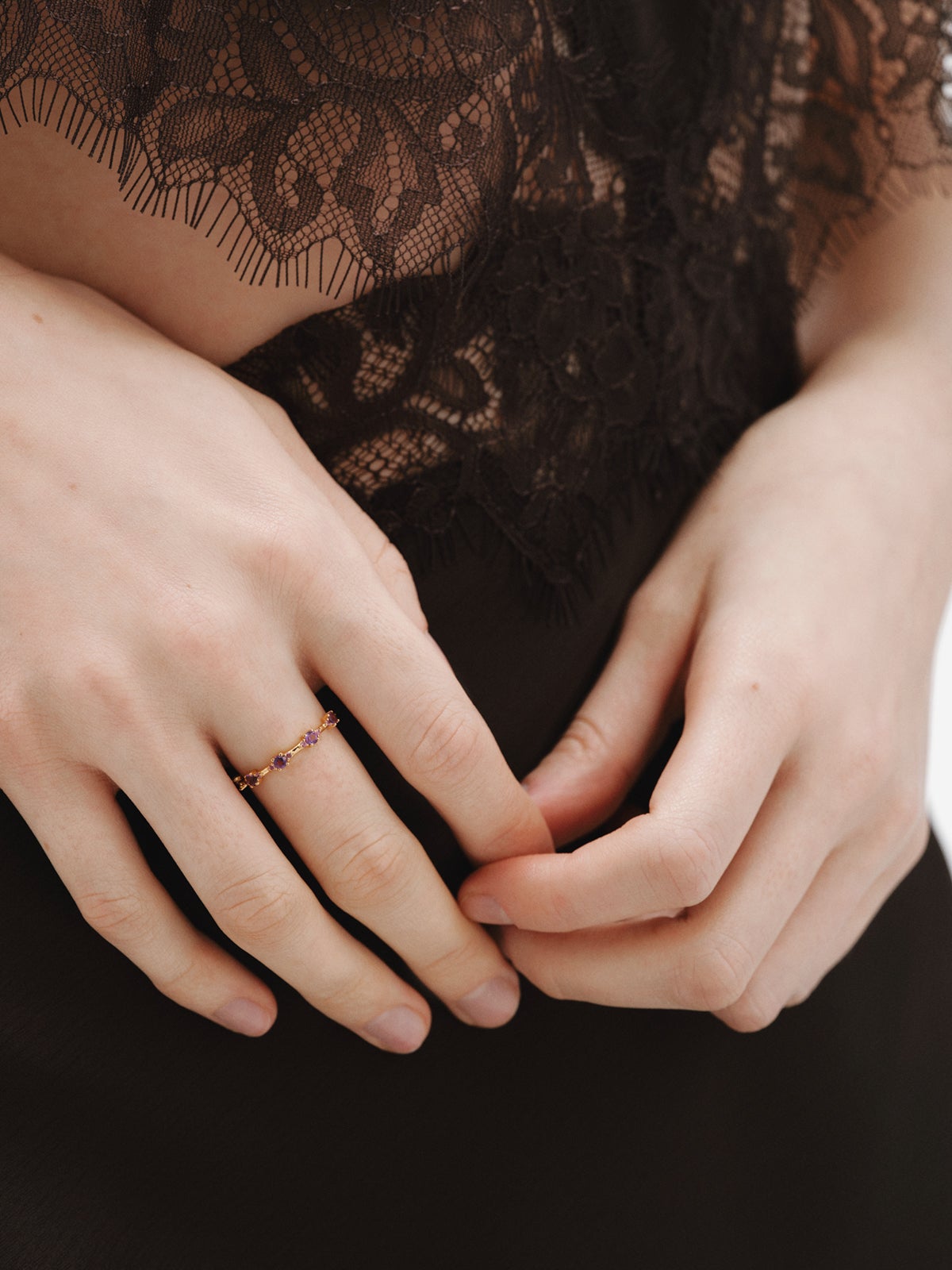 Anillo tresillo de plata 925 bañada en oro amarillo de 18K con amatistas moradas y rodolitas rosas