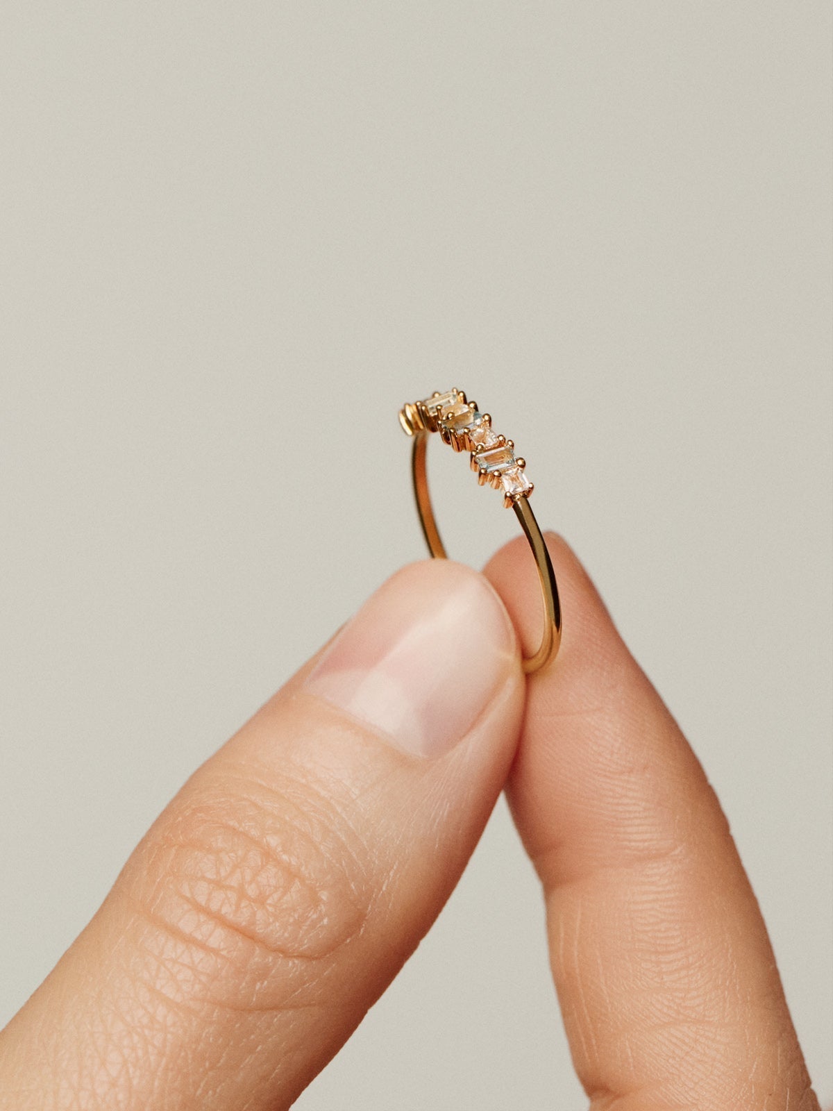 Anillo de plata 925 bañada en oro amarillo de 18K con topacios azul swiss y blancos
