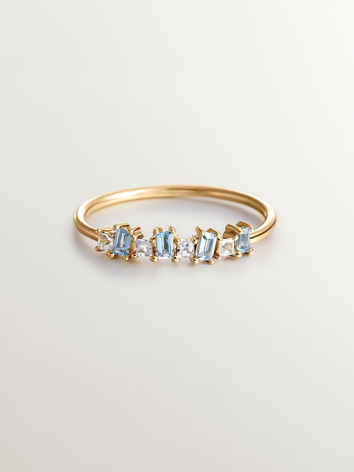Anillo de plata 925 bañada en oro amarillo de 18K con topacios azul swiss y blancos