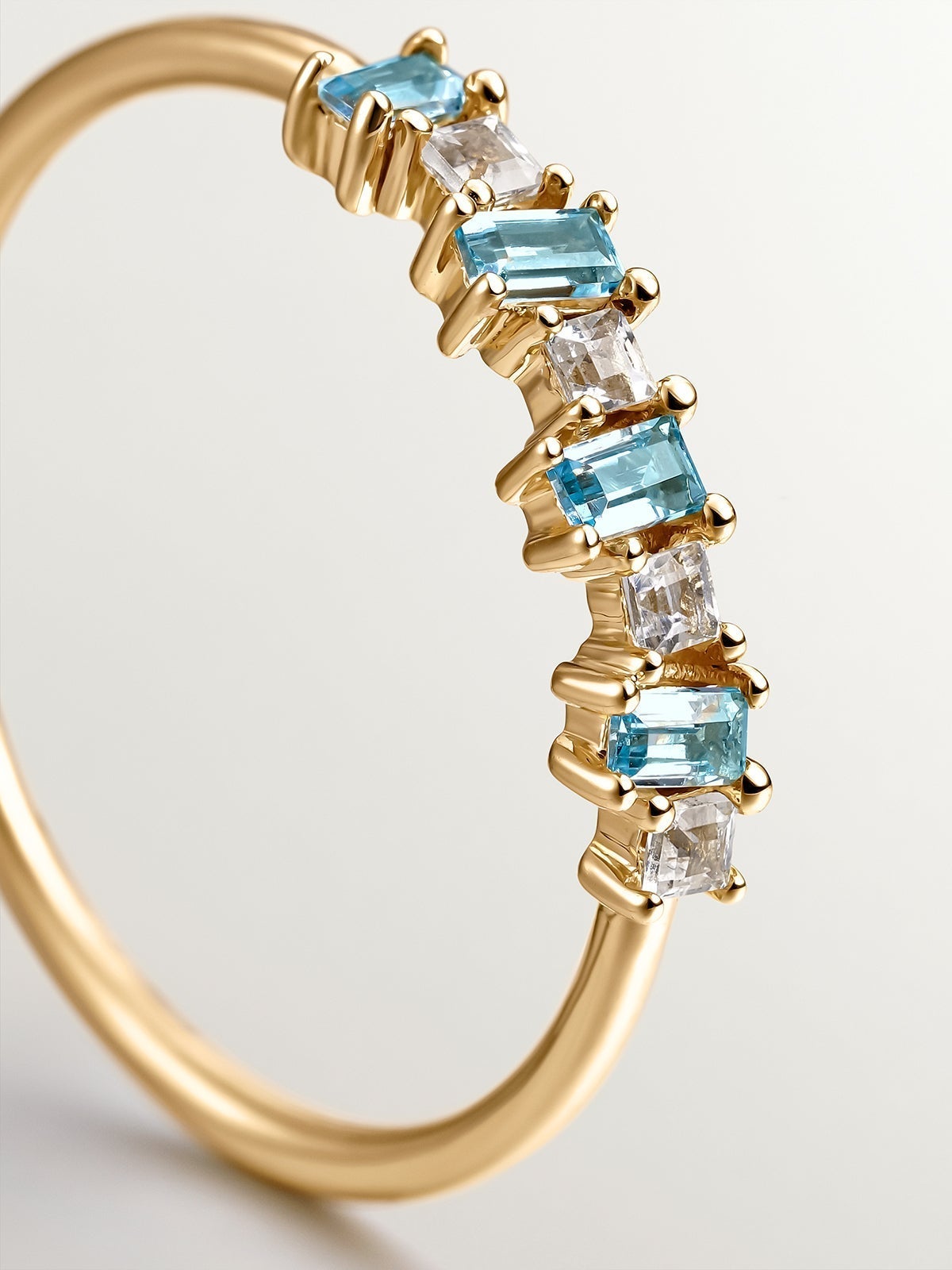 Anillo de plata 925 bañada en oro amarillo de 18K con topacios azul swiss y blancos