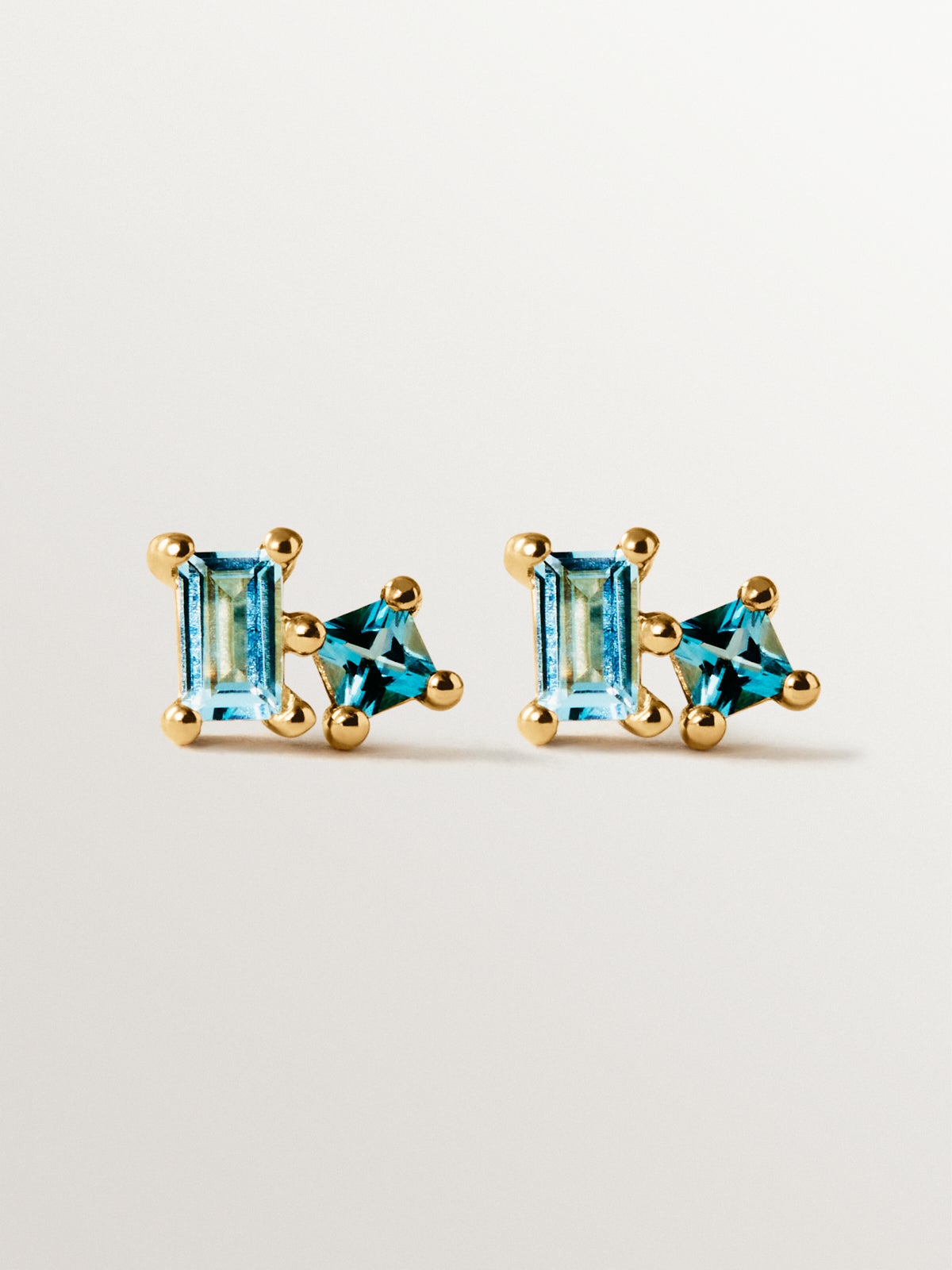 Pendientes de plata 925 bañada en oro amarillo de 18K con topacios azules