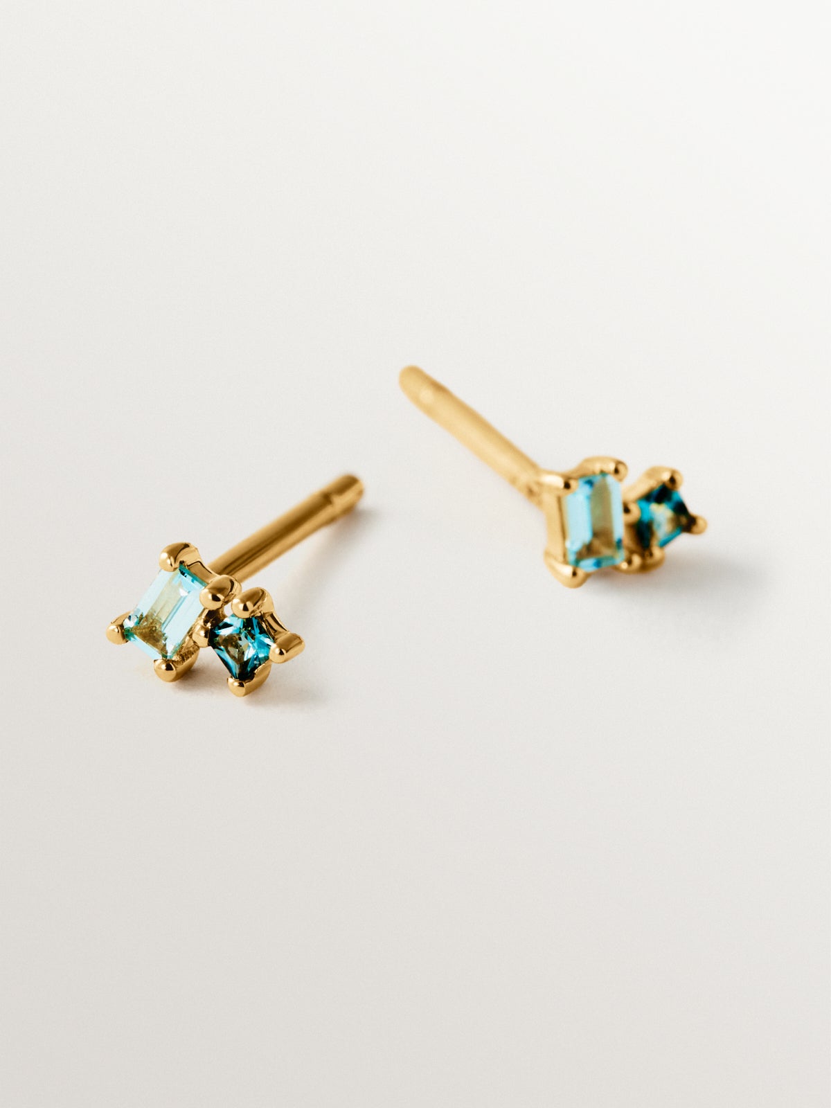 Pendientes de plata 925 bañada en oro amarillo de 18K con topacios azules